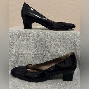 East 5th womens navy blue heels